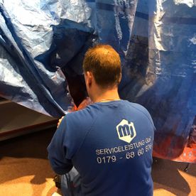 Mitarbeiter von MJ Serviceleistung bei der Arbeit